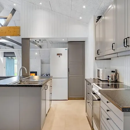 Awesome In Hadsund With Kitchen Σπίτι διακοπών Haslevgårde